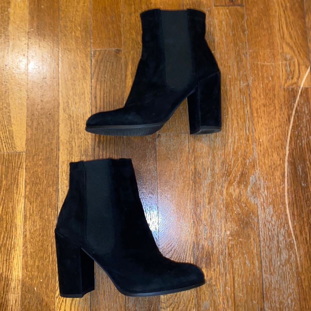 Stuart Weitzman Black Suede bootie. Size 8